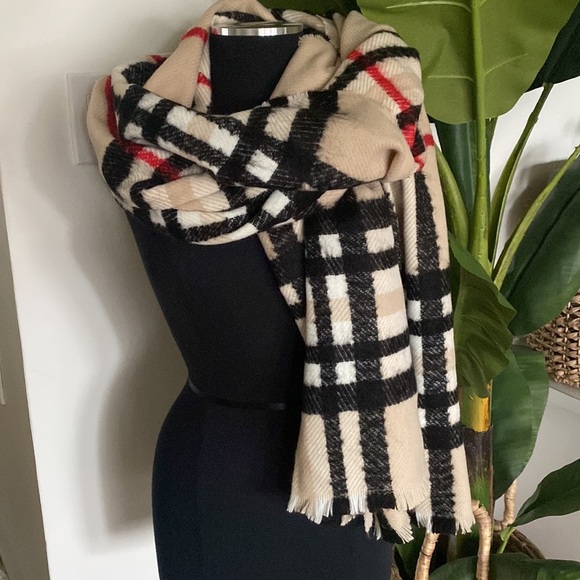 Gorgeous Warm Blanket Scarf Wrap - Picture 1 of 5